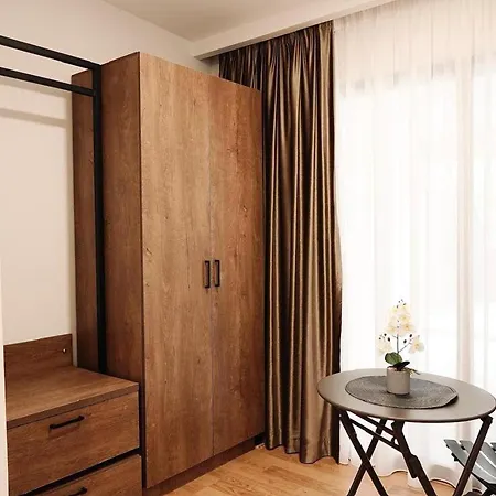 Apartman 102 Tirana
